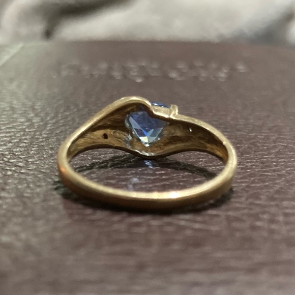 Vintage Blue Ice Trillion Cut Ring 10kt Solid Yellow Gold, Size 6 - Picture 3 of 5